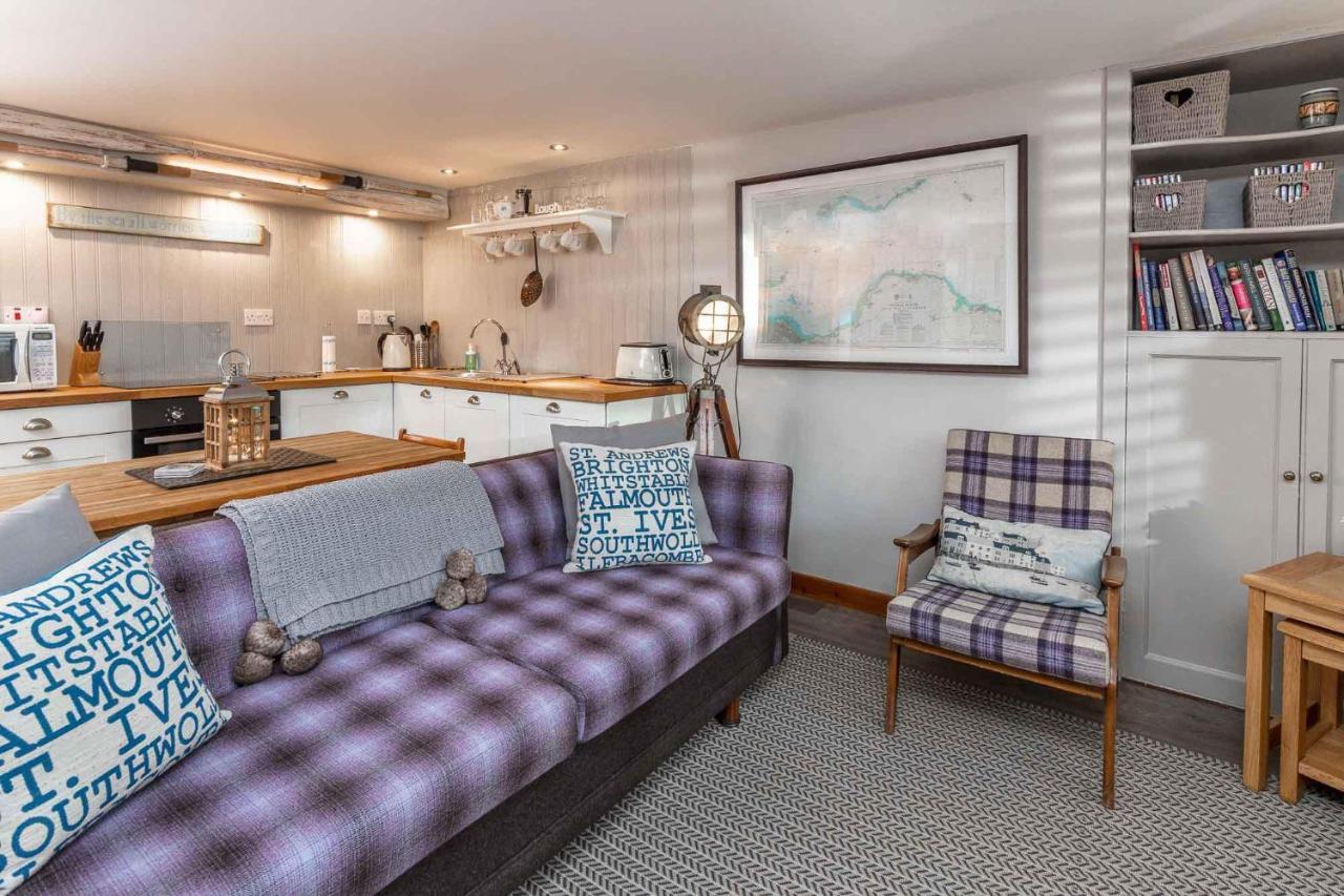 East Pier View- Stunning Shorefront Apartment Saint Monance